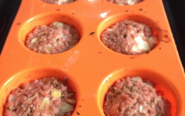 Empadinha de linguiça, recheada com ovo e queijo