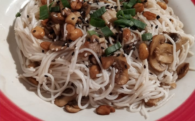 Macarrão de arroz com cogumelos