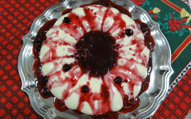 Pudim de geladeira com calda de frutas vermelhas do Kiko