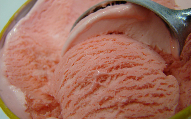 Sorvete de morango caseiro no pote com uma colher