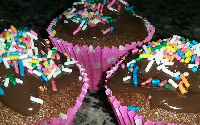 Cupcake de chocolate com recheio de beijinho