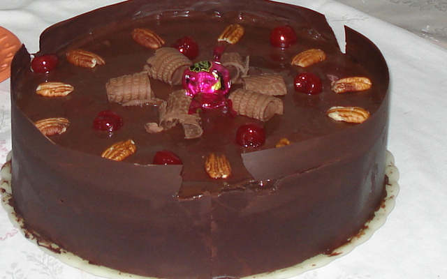 Bolo de chocolate com morangos