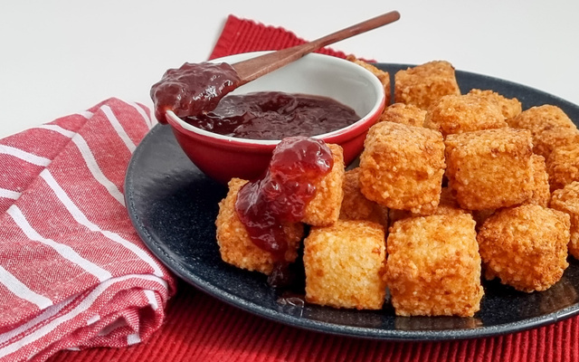 Dadinhos de tapioca com geleia de morango 