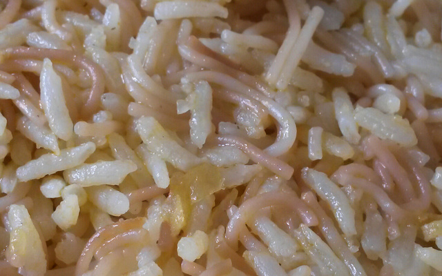 Arroz com aletria ( macarrão cabelo de anjo)