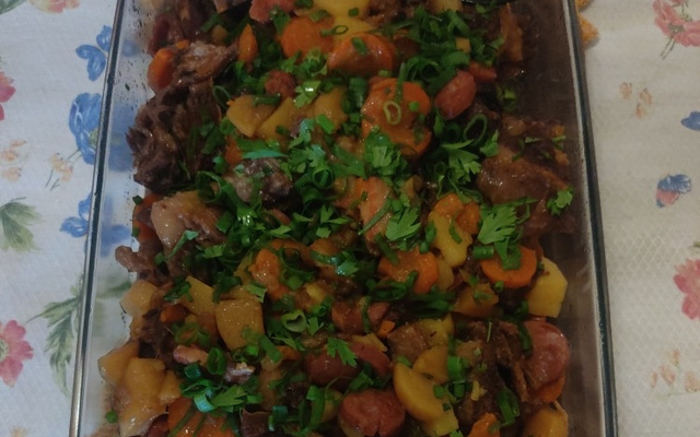 Costela bovina na panela de pressão com linguiça calabresa e bacon