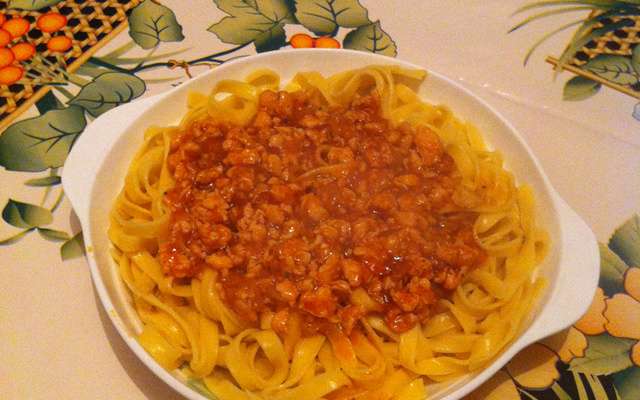 Espaguete com molho de lingüiça de frango