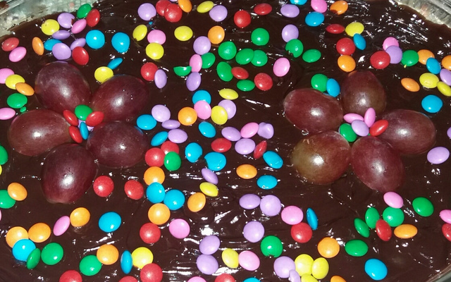 Bombom de uva na travessa