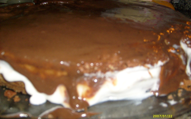 Bolo de chocolate com mousse de limão e cobertura de brigadeiro