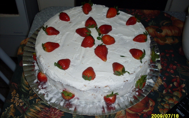 Bolo com creme de morango