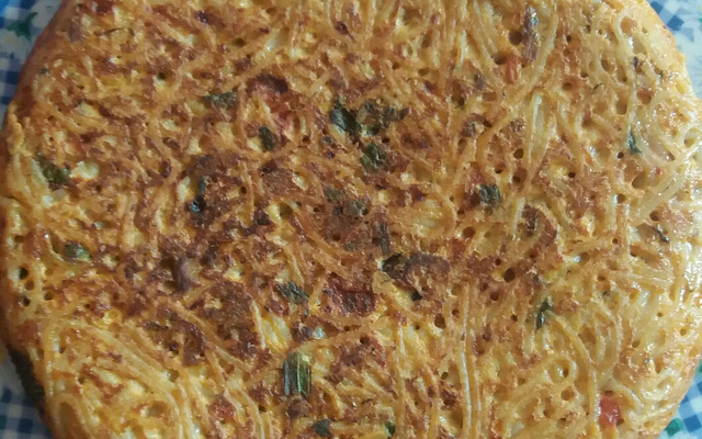 Torta de sardinha com macarrão fácil