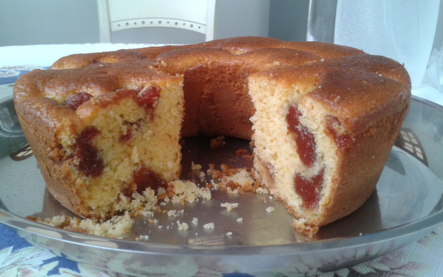 Bolo de fubá com goiabada
