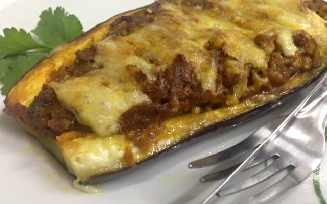 Beringela recheada com carne moída e molho bechamel