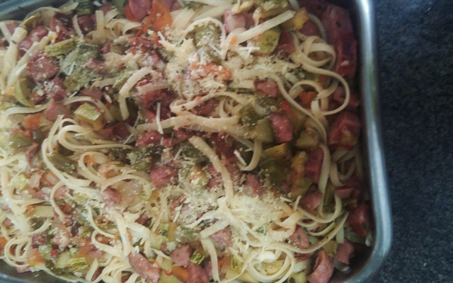 Macarrão com abobrinha e calabresa