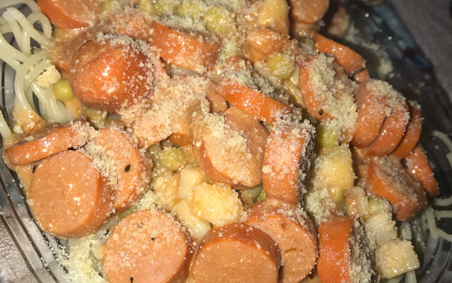 Macarrona de salsicha ao molho de tomate e creme de leite