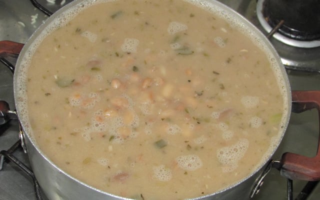 Feijão cozido na panela comum sem pressão