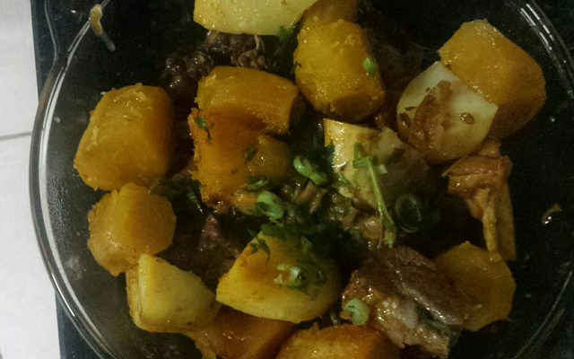 Costela bovina na panela de pressão com linguiça calabresa e bacon