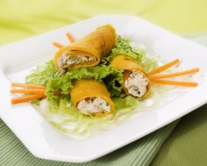 Salada verde com mini panqueca de cenoura