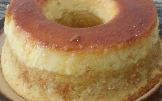 Bolo com pudim de coco