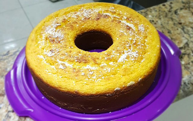 Bolo de fubá cremoso com coco