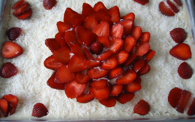 Bolo gelado assado com recheio de morango