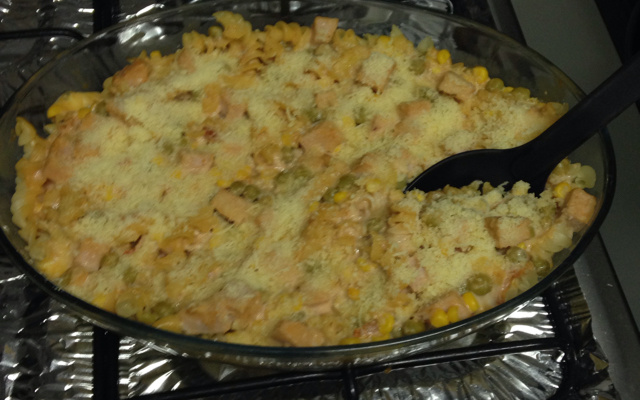 Macarrão com requeijão e peito de peru