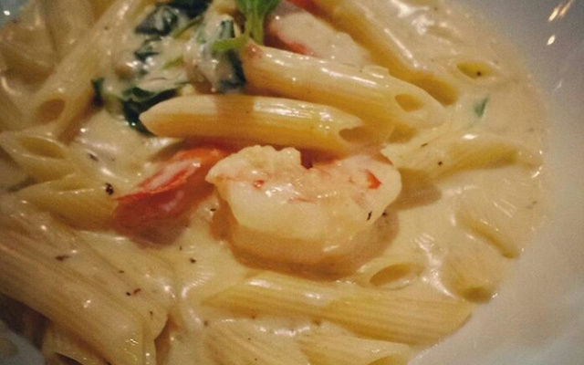 Macarrão ao molho branco com camarão