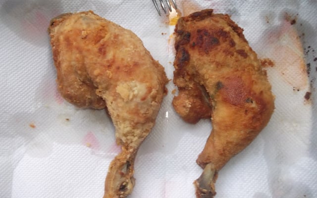 Coxa e sobrecoxa crocantes com arroz branco