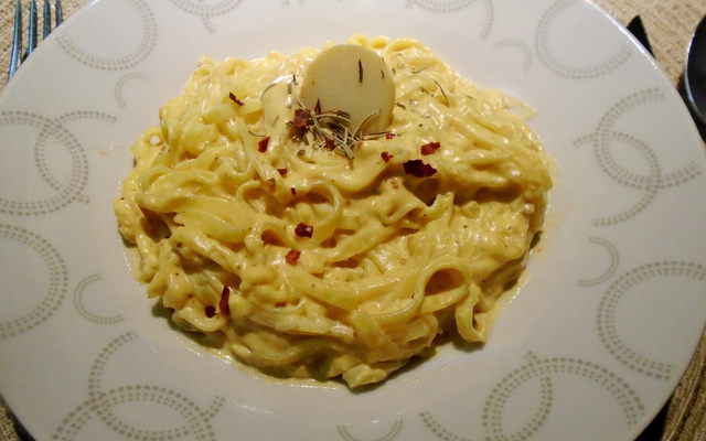 Macarrão ao molho de páprica doce, queijos e pimenta calabresa