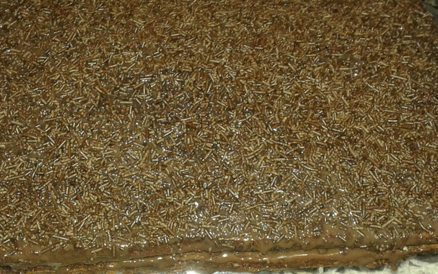 Pão de ló de chocolate com recheio e cobertura