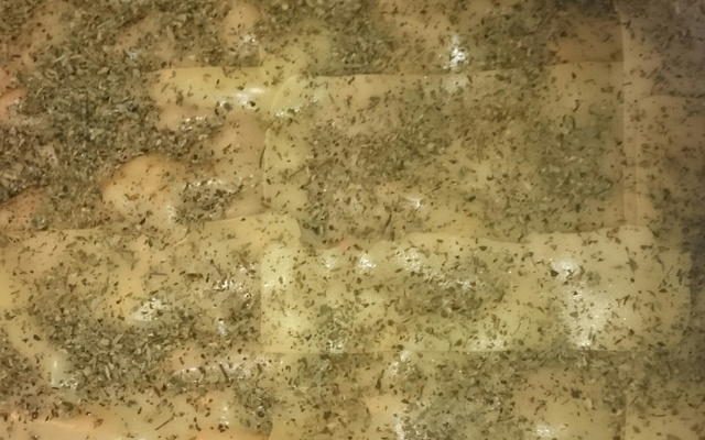 Penne com tirinhas de calabresa defumada ao molho branco e vermelho