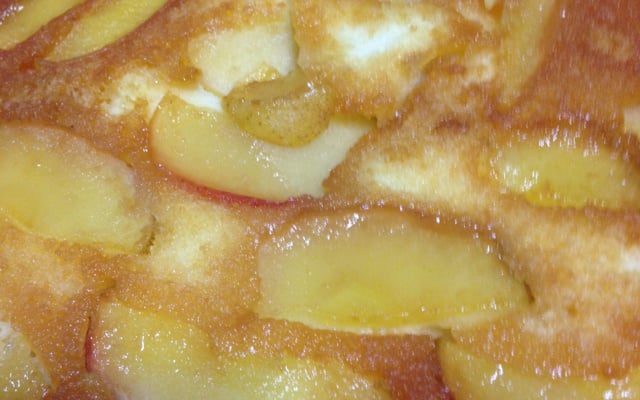 Bolo invertido de banana caramelada de liquidificador