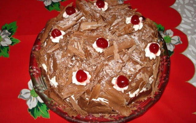 Bolo de brigadeiro e cerejas
