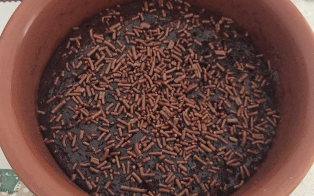 Bolo de caneca com calda super fácil