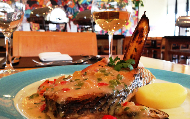 Posta de robalo fresco ao molho de coco servido com arroz de pimenta doce e batata natural