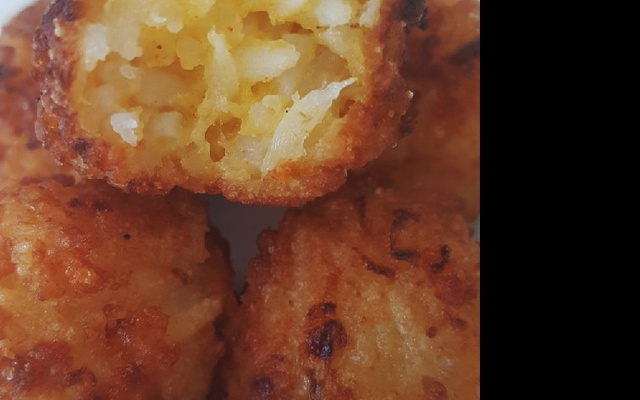 Bolinho de arroz com provolone