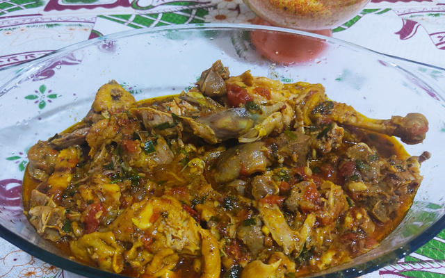 Galinha caipira com açafrão