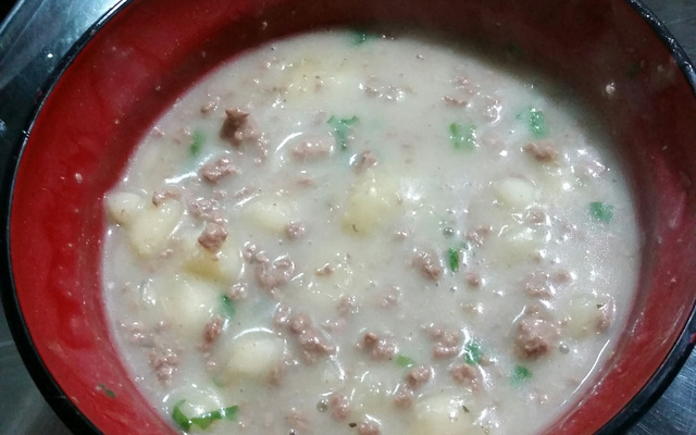 Caldo de mandioca com carne moída