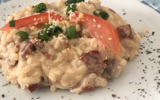 Risoto de bacon e calabresa