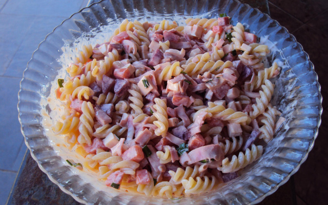Salada de macarrão colorido