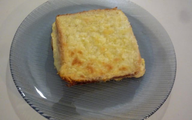 Sanduíche quente ao molho branco