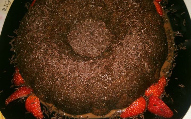 Bolo gelado de chocolate com coco sem farinha de trigo