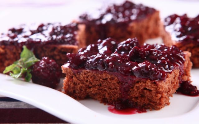 Bolo de chocolate com calda de amora