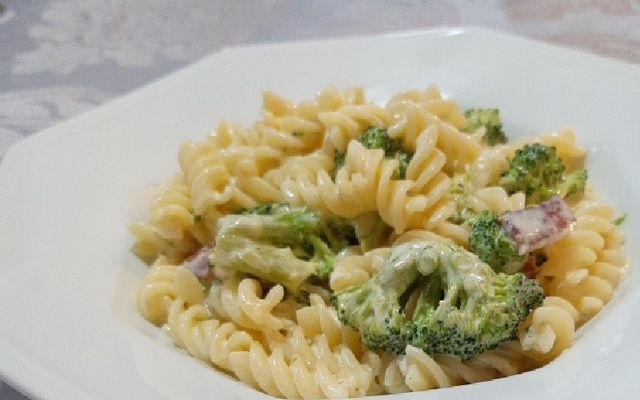 Macarrão com molho branco e  brócolis