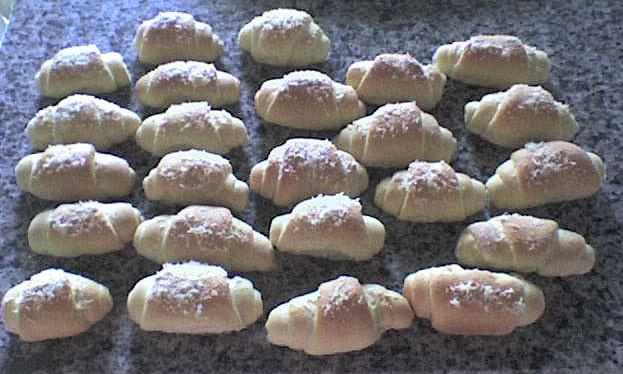 Pão de cebola em formato de croissant