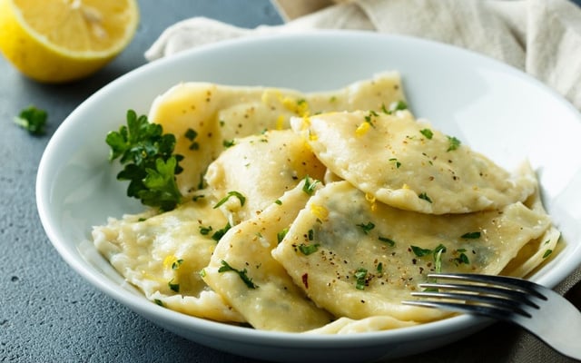 Ravioli de ricota e limão-siciliano caseiro e no ponto certo