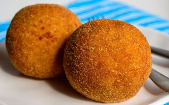 Bomba salgada de presunto e queijo