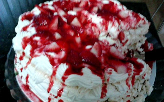 Merengue com morangos