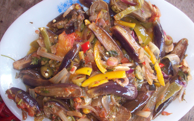 Salada de berinjela de micro-ondas