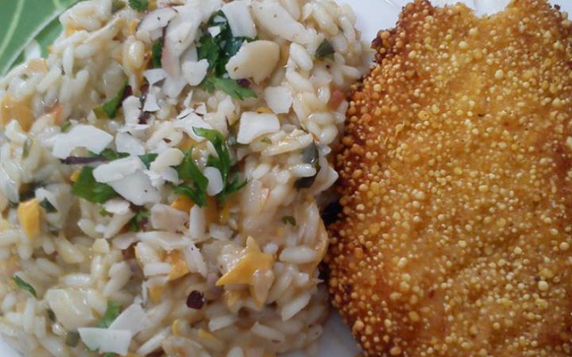 Risoto de tucumã e castanha do Brasil com pirarucu empanado