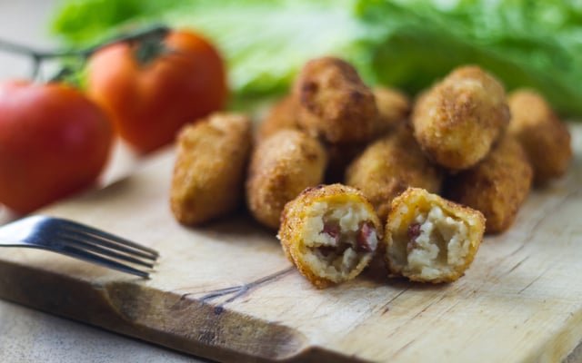 Bolinho de batata com carne seca (ou frango) e queijo